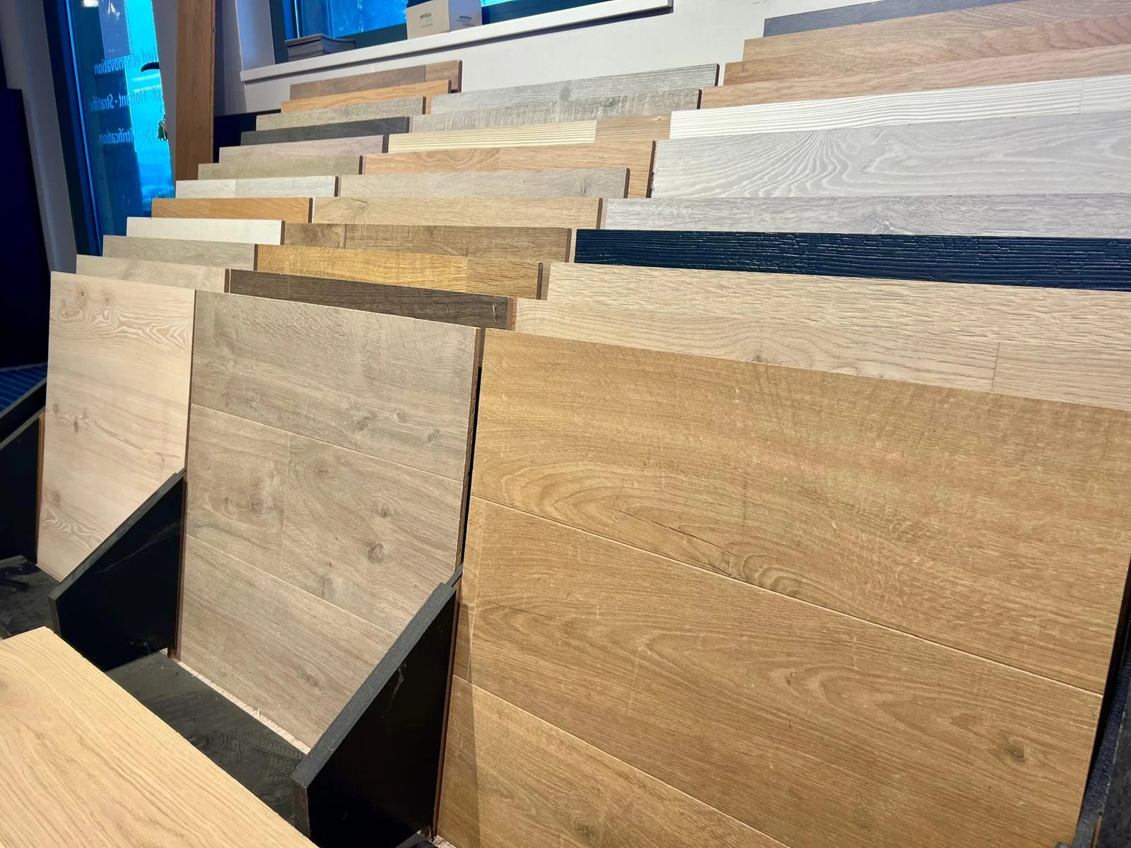 Sélection de décors et de teintes bois sur présentoirs