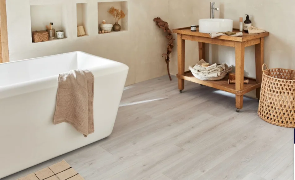 Ambiance de salle de bains avec un sol au décor bois blanchi